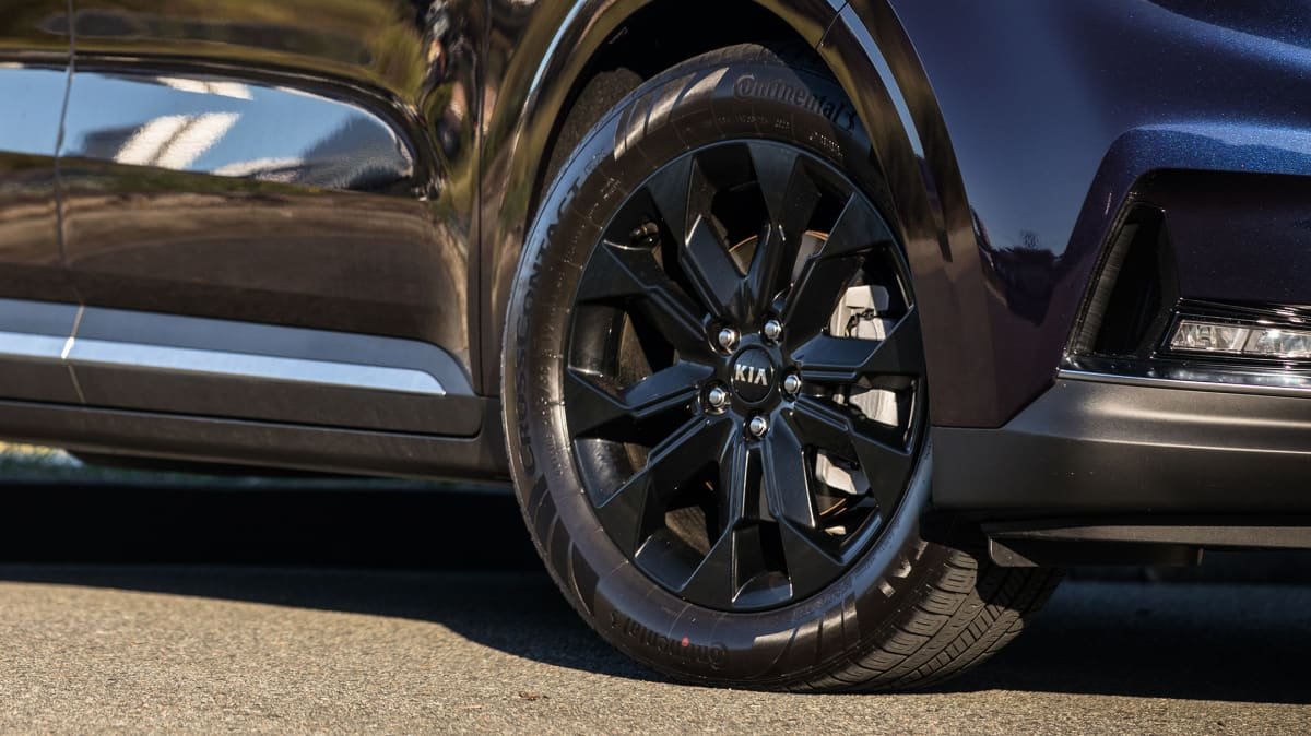 2022 Hyundai Palisade Elite 2.2 CRD v Kia Carnival Platinum diesel comparison-1