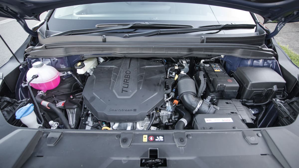 2022 Hyundai Palisade Elite 2.2 CRD v Kia Carnival Platinum diesel comparison-3