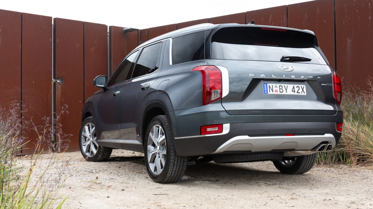 2022 Hyundai Palisade Elite 2.2 CRD v Kia Carnival Platinum diesel comparison-0