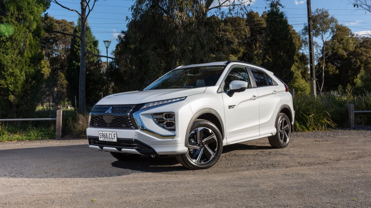 2021 MG HS PHEV v Mitsubishi Eclipse Cross Aspire PHEV-1