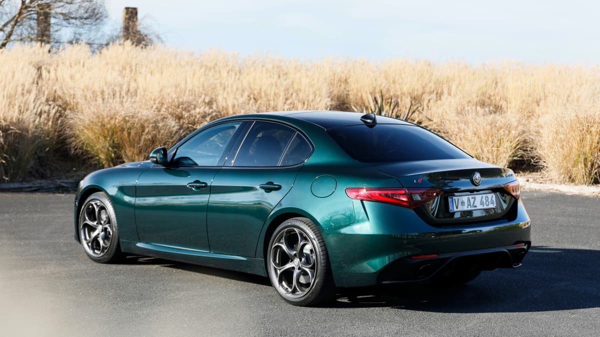 2021 Alfa Romeo Giulia Veloce vs 2021 BMW 330i comparison-0
