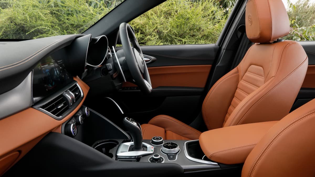 2021 Alfa Romeo Giulia Veloce vs 2021 BMW 330i comparison-2