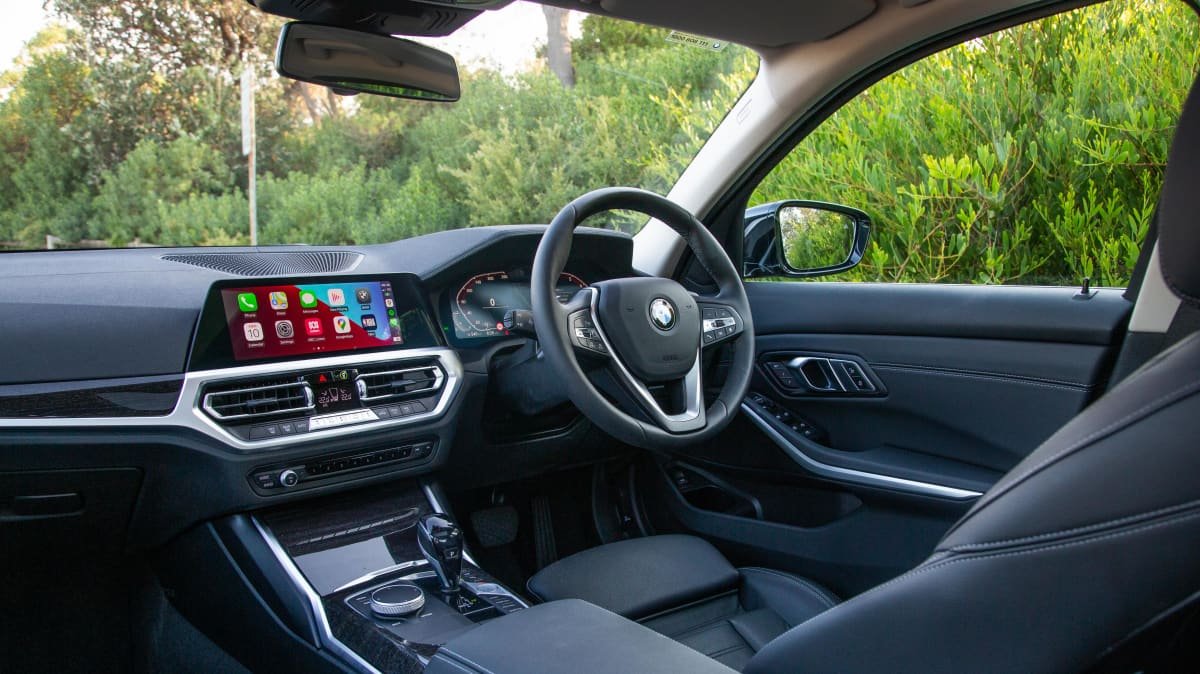 2021 Alfa Romeo Giulia Veloce vs 2021 BMW 330i comparison-1