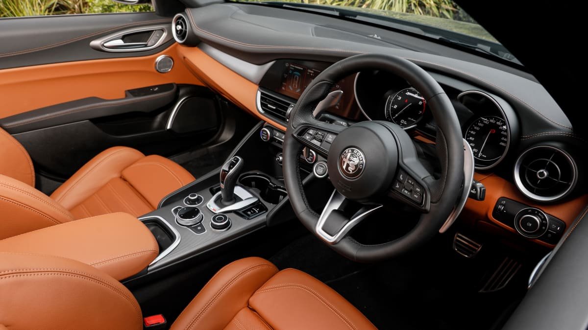 2021 Alfa Romeo Giulia Veloce vs 2021 BMW 330i comparison-0