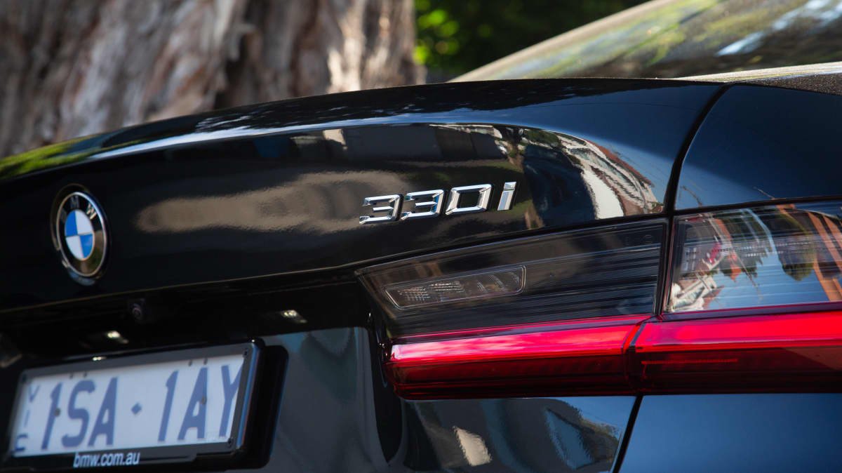2021 Alfa Romeo Giulia Veloce vs 2021 BMW 330i comparison-1