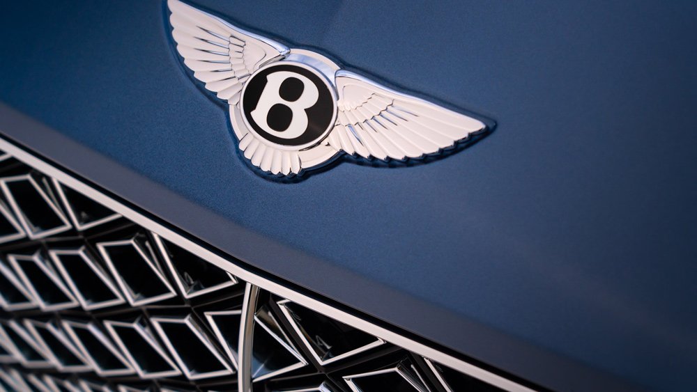 A detail of the front grille and logo on a 2021 Bentley Continental GTC Mulliner.