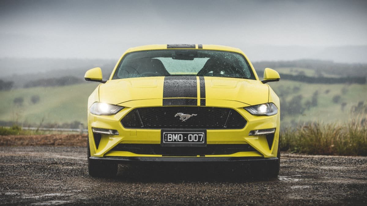 2021 Ford Mustang GT v 2021 Ford Mustang Mach 1-0