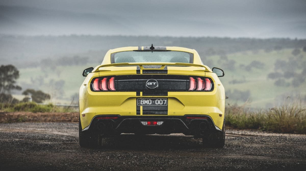 2021 Ford Mustang GT v 2021 Ford Mustang Mach 1-2