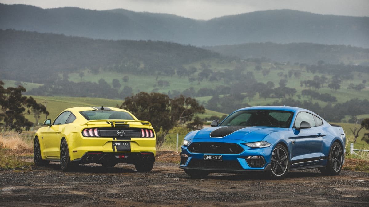 2021 Ford Mustang GT v 2021 Ford Mustang Mach 1-1
