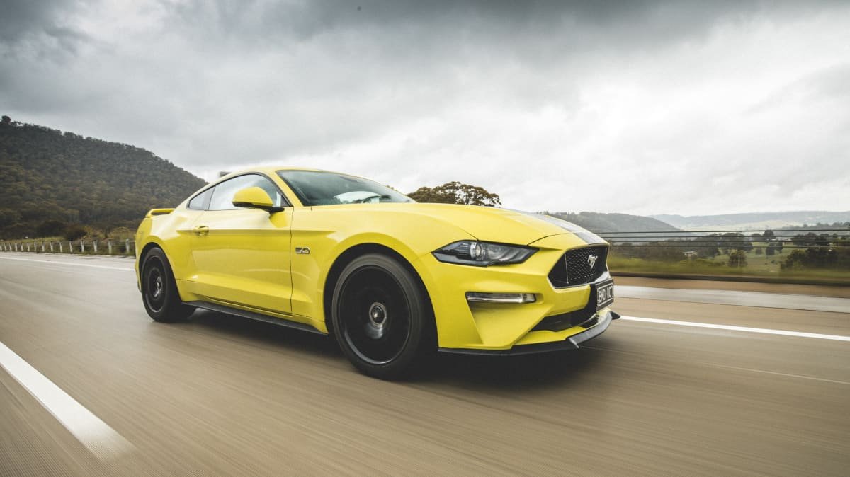 2021 Ford Mustang GT v 2021 Ford Mustang Mach 1-0