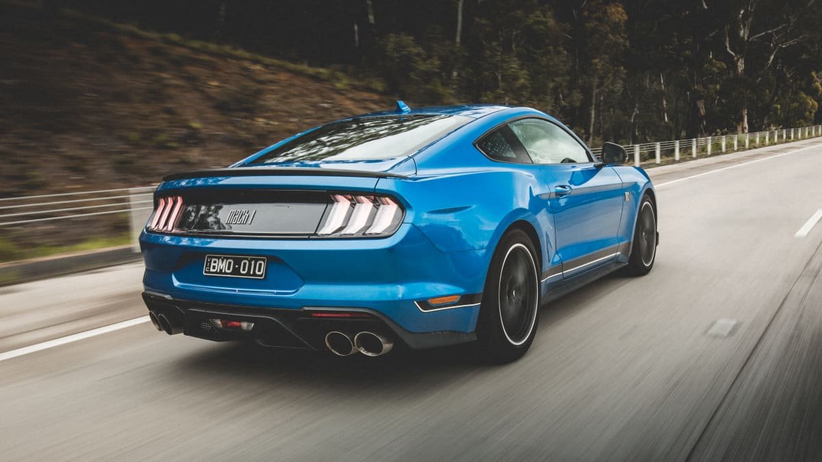 2021 Ford Mustang GT v 2021 Ford Mustang Mach 1-3