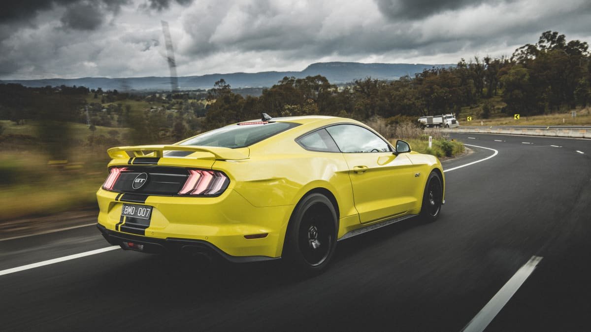 2021 Ford Mustang GT v 2021 Ford Mustang Mach 1-2