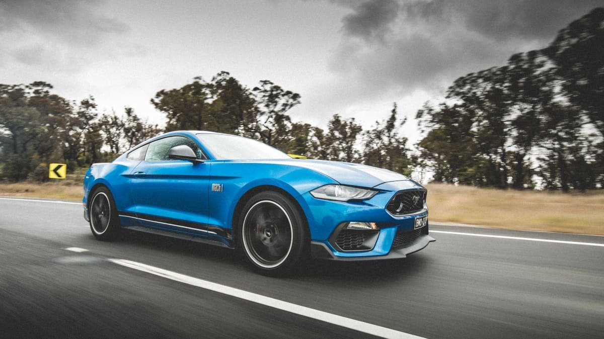 2021 Ford Mustang GT v 2021 Ford Mustang Mach 1-1