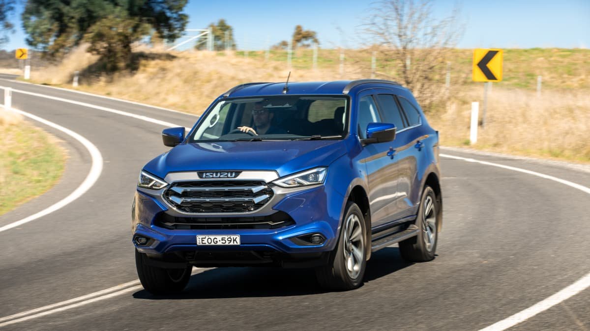 2021 Isuzu MU-X LS-T comparison – old vs new-3