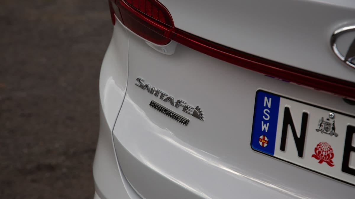2022 Hyundai Palisade Elite diesel AWD v 2021 Hyundai Santa Fe Highlander 2.2D comparison-1