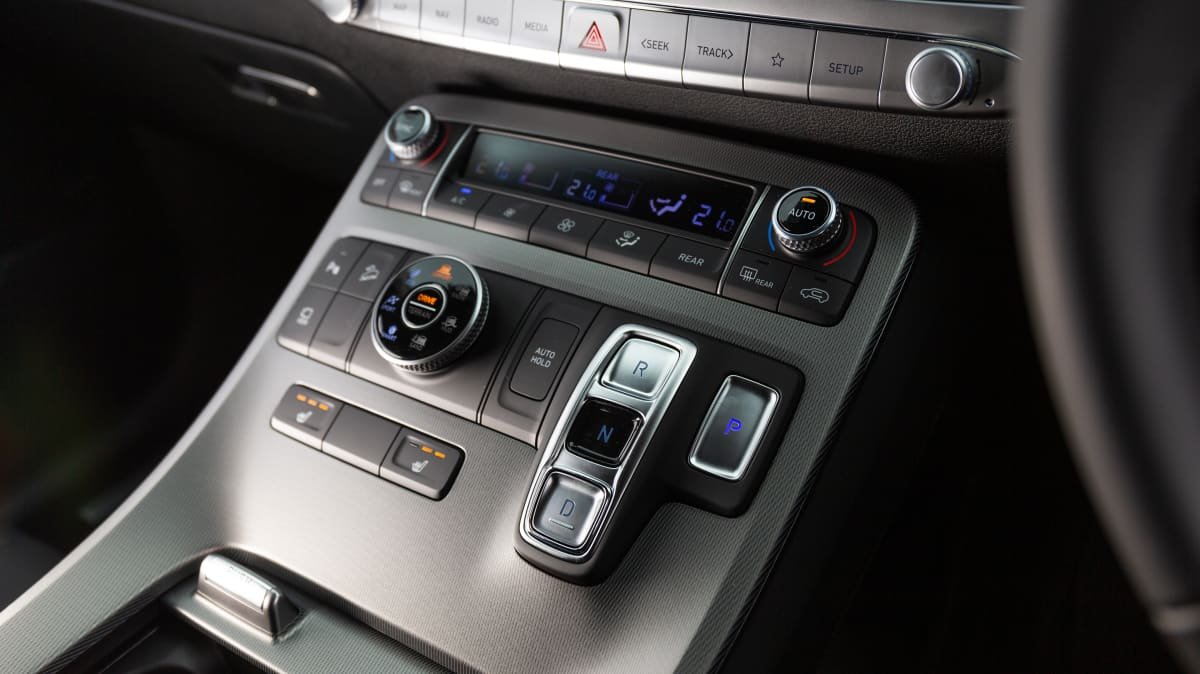 2022 Hyundai Palisade Elite diesel AWD v 2021 Hyundai Santa Fe Highlander 2.2D comparison-2
