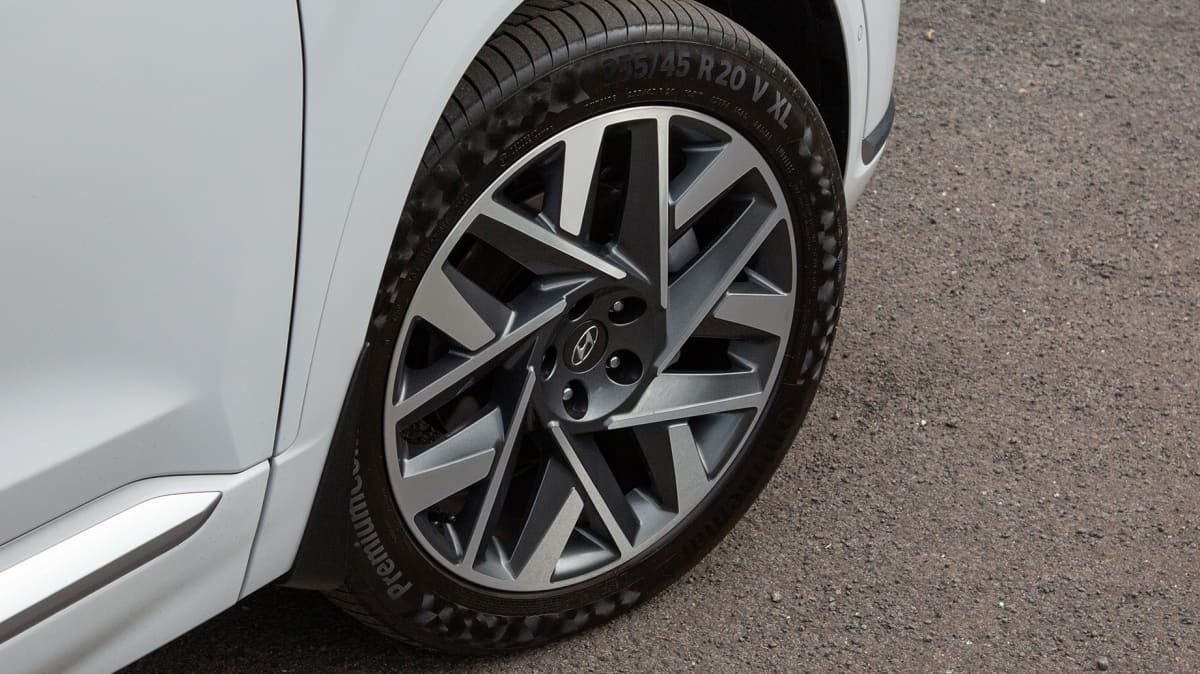 2022 Hyundai Palisade Elite diesel AWD v 2021 Hyundai Santa Fe Highlander 2.2D comparison-1