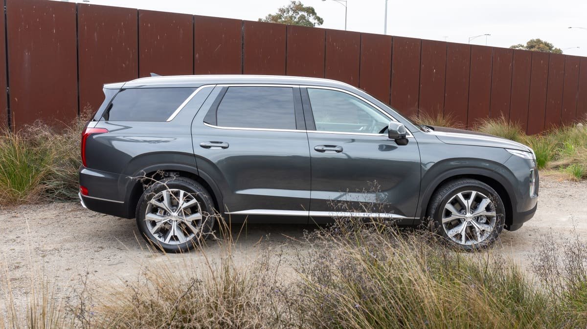 2022 Hyundai Palisade Elite diesel AWD v 2021 Hyundai Santa Fe Highlander 2.2D comparison-1