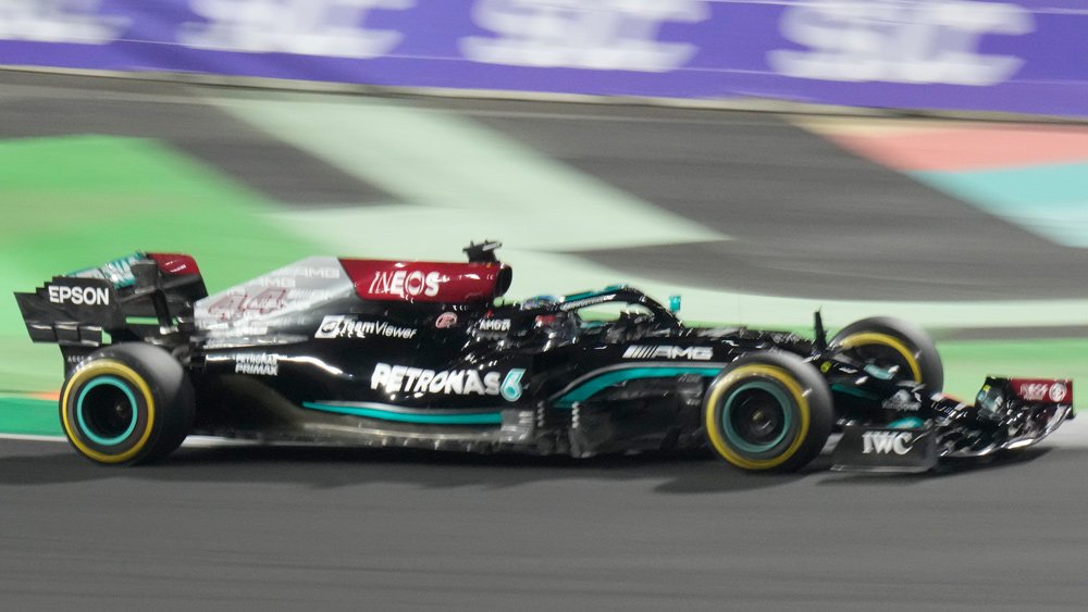 Lewis Hamilton in action during the 2021 Saudi Arabian Grand Prix.