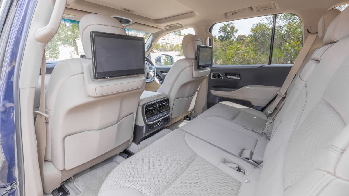 2022 Toyota LandCruiser Sahara ZX review-1