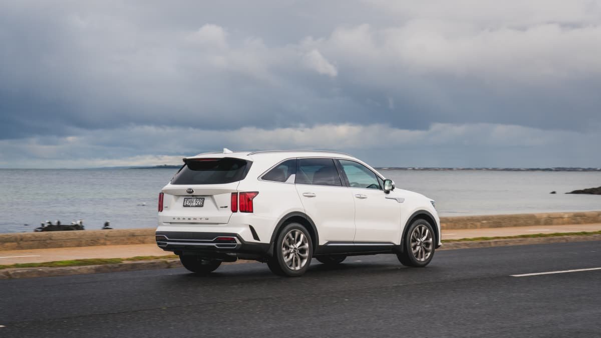 2021 Mazda CX-8 GT 2.2D v 2021 Kia Sorento GT-Line comparison-1
