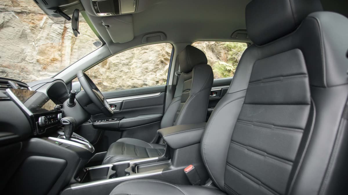 2021 Honda CR-V VTi L v Ford Escape Vignale comparison-1