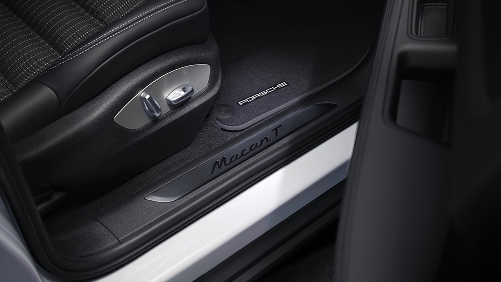 Inside the 2023 Porsche Macan T