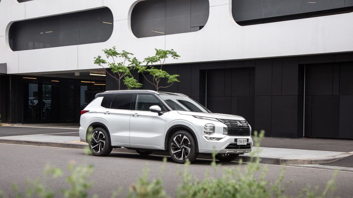 2022 Kia Sportage GT-Line v Mitsubishi Outlander Exceed Tourer comparison-0
