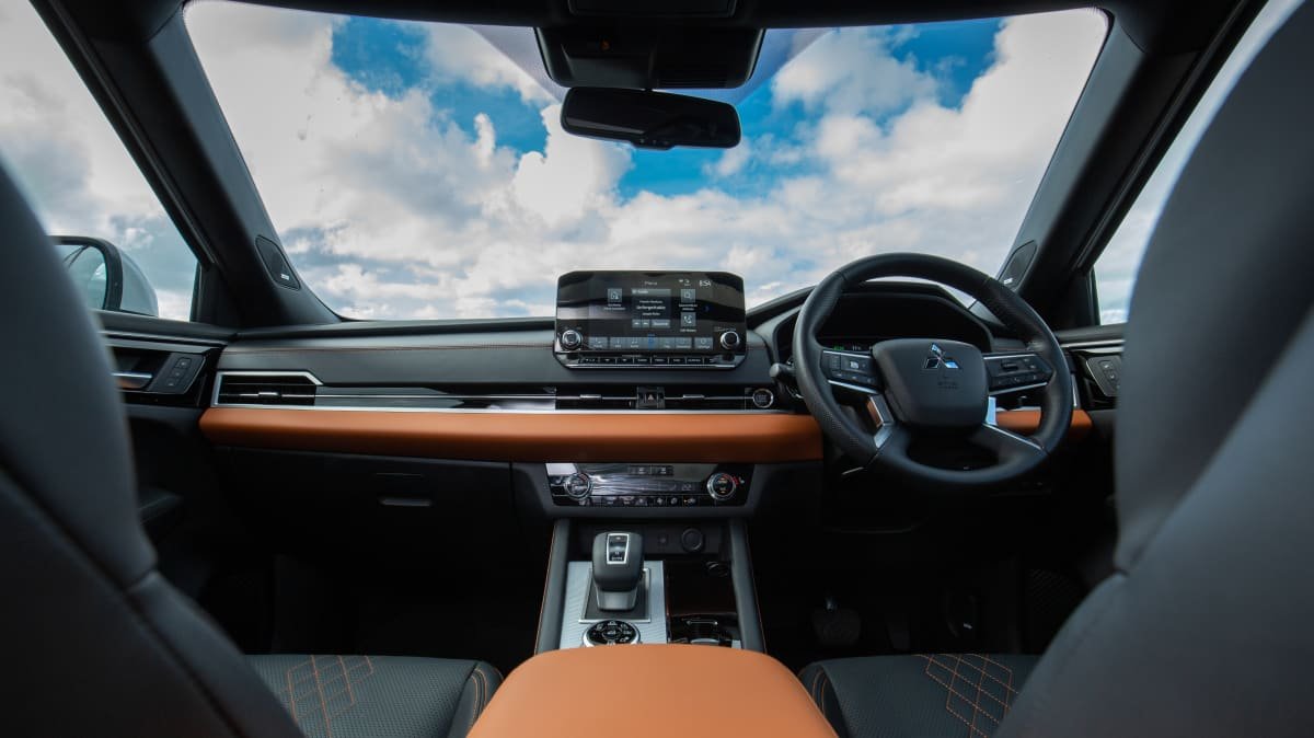 2022 Kia Sportage GT-Line v Mitsubishi Outlander Exceed Tourer comparison-0
