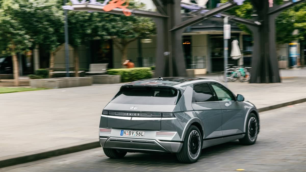 2022 Hyundai Ioniq 5 v 2022 Polestar 2 comparison-0