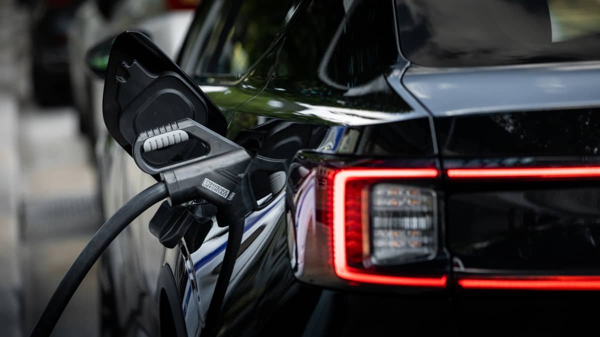 2022 Hyundai Ioniq 5 v 2022 Polestar 2 comparison-0