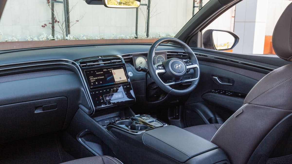 2021 Hyundai Tucson Highlander v 2021 Kia Sportage GT-Line-1