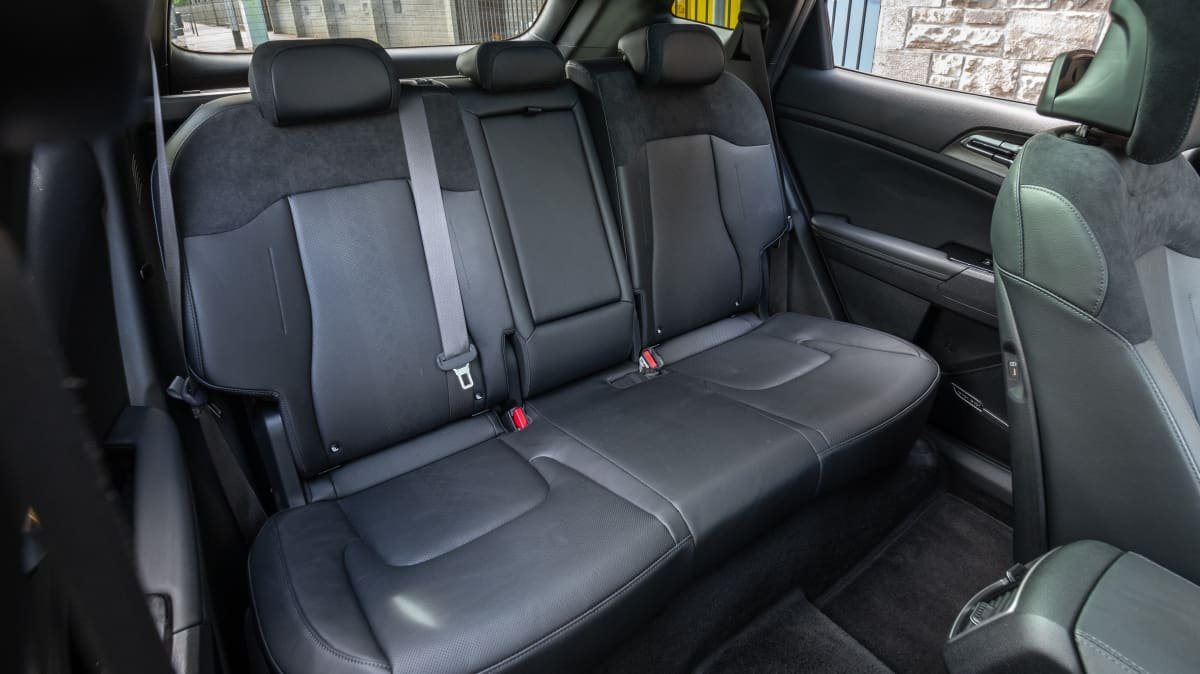 2021 Hyundai Tucson Highlander v 2021 Kia Sportage GT-Line-2