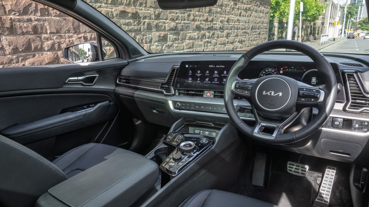 2021 Hyundai Tucson Highlander v 2021 Kia Sportage GT-Line-1