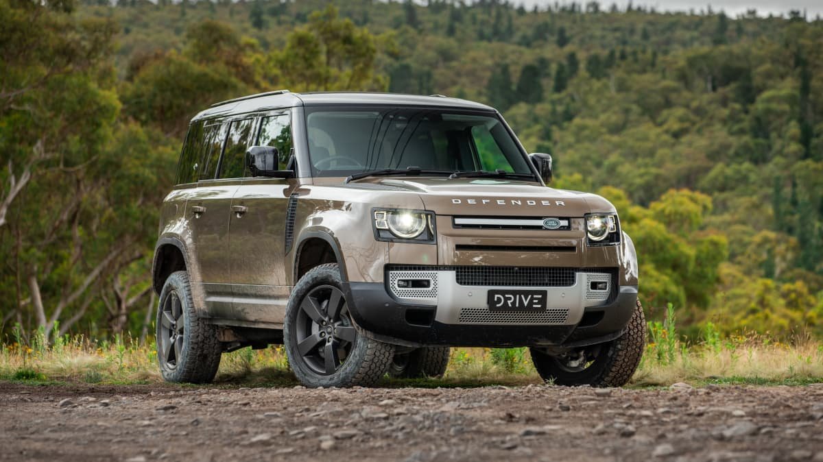 2022 Land Rover Defender 110 SE D300 v 2022 Nissan Navara Pro-4X Warrior comparison-0