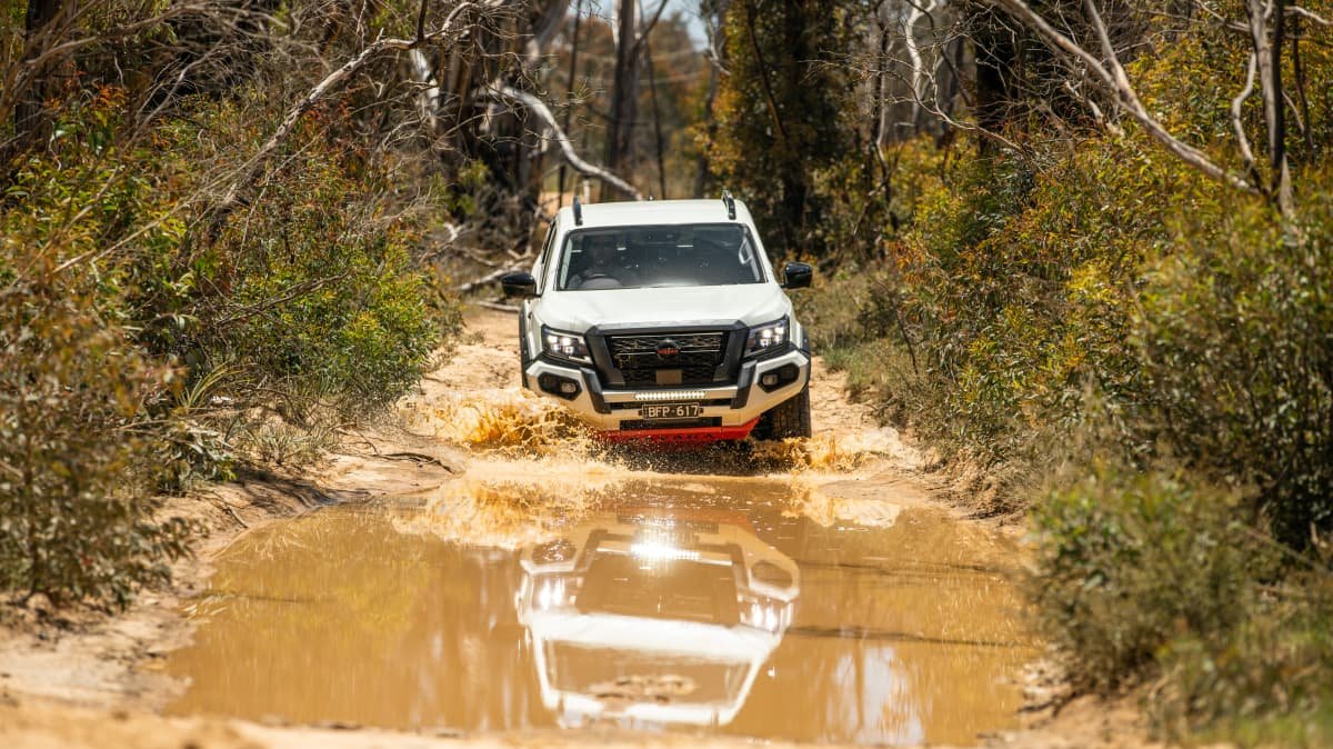 2022 Land Rover Defender 110 SE D300 v 2022 Nissan Navara Pro-4X Warrior comparison-0