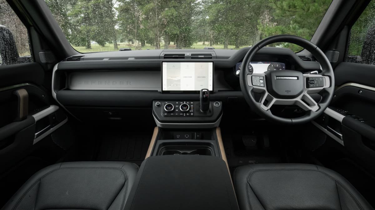 2022 Land Rover Defender 110 SE D300 v 2022 Nissan Navara Pro-4X Warrior comparison-0