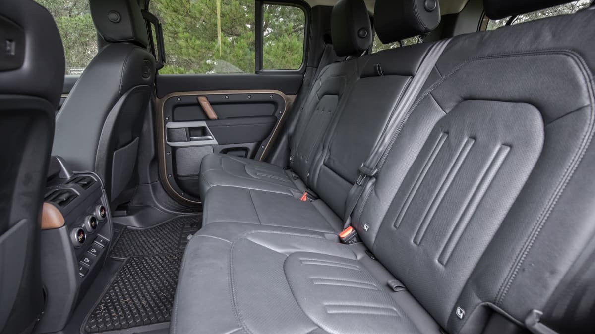 2022 Land Rover Defender 110 SE D300 v 2022 Nissan Navara Pro-4X Warrior comparison-2