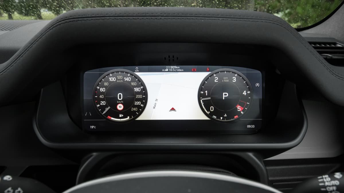 2022 Land Rover Defender 110 SE D300 v 2022 Nissan Navara Pro-4X Warrior comparison-0