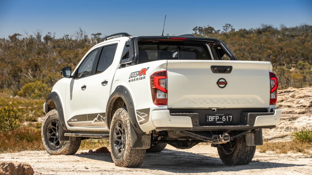 2022 Land Rover Defender 110 SE D300 v 2022 Nissan Navara Pro-4X Warrior comparison-1