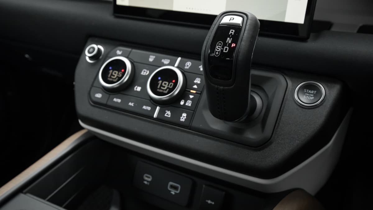 2022 Land Rover Defender 110 SE D300 v 2022 Nissan Navara Pro-4X Warrior comparison-1
