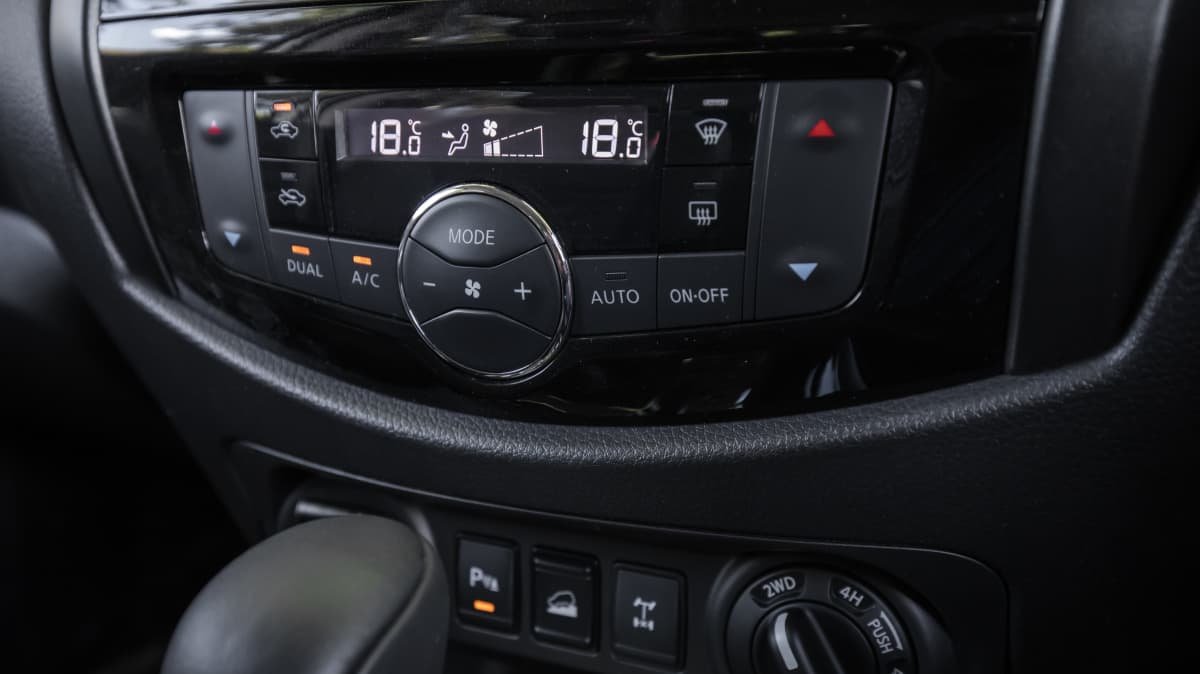2022 Land Rover Defender 110 SE D300 v 2022 Nissan Navara Pro-4X Warrior comparison-1