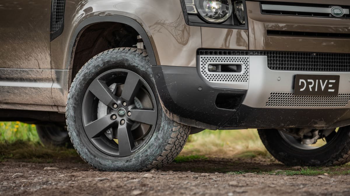 2022 Land Rover Defender 110 SE D300 v 2022 Nissan Navara Pro-4X Warrior comparison-1