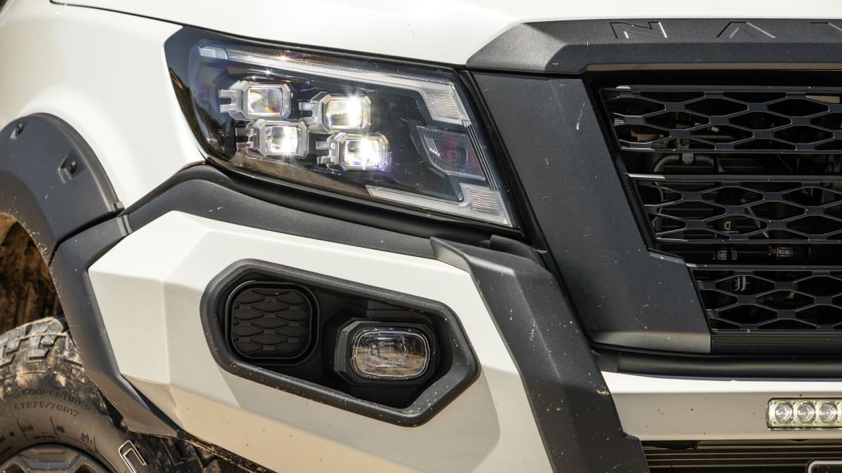 2022 Land Rover Defender 110 SE D300 v 2022 Nissan Navara Pro-4X Warrior comparison-1