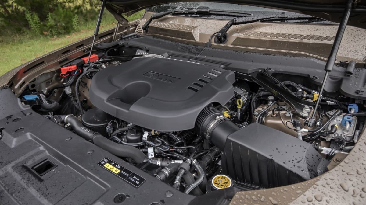 2022 Land Rover Defender 110 SE D300 v 2022 Nissan Navara Pro-4X Warrior comparison-3