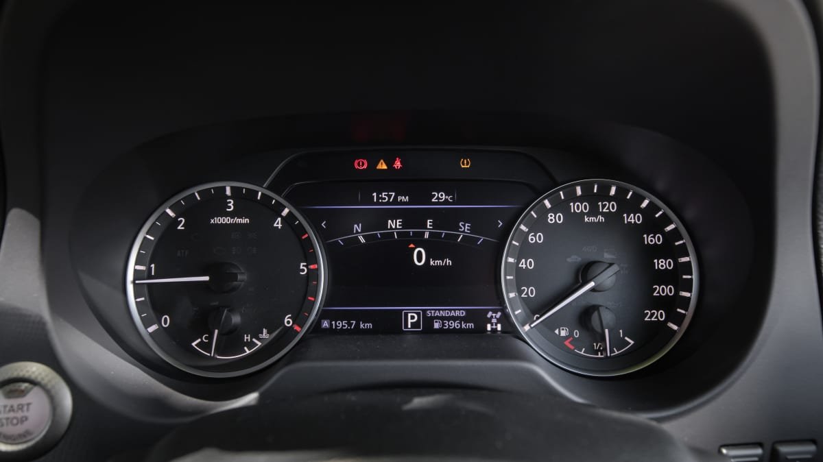 2022 Land Rover Defender 110 SE D300 v 2022 Nissan Navara Pro-4X Warrior comparison-0