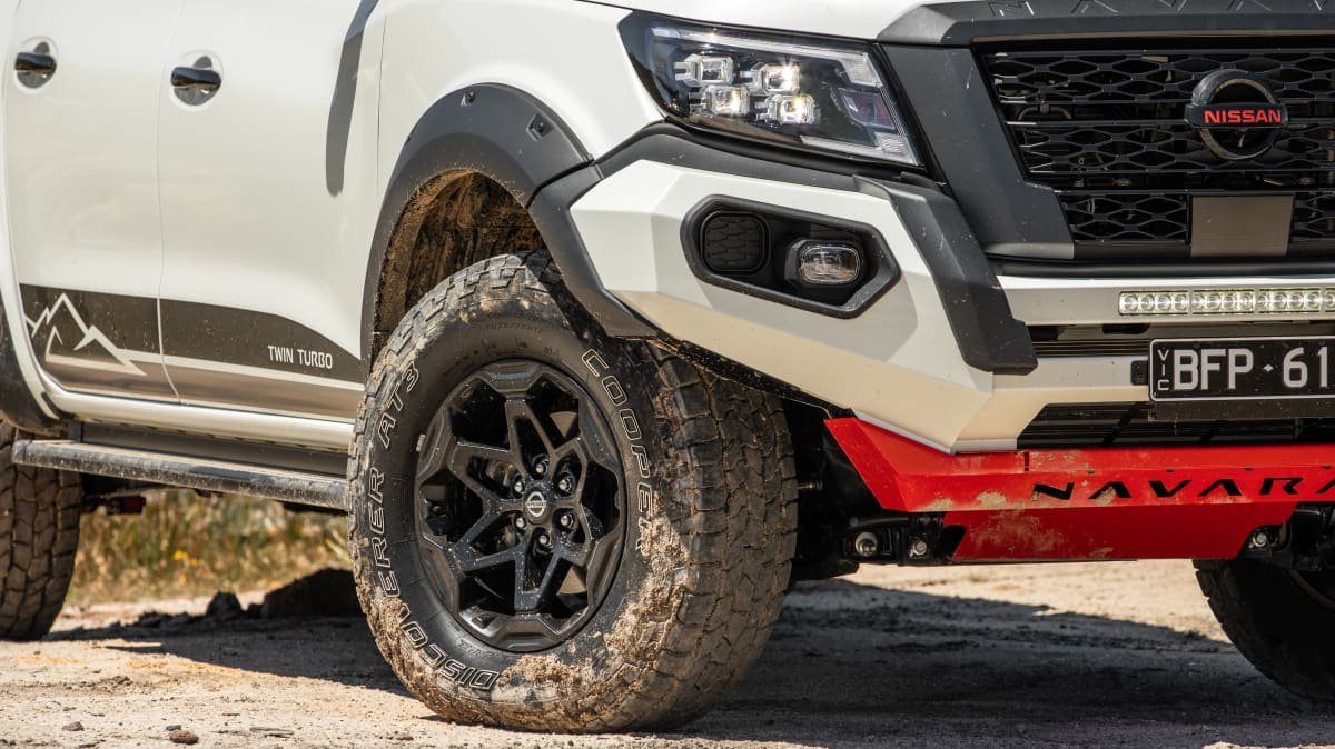 2022 Land Rover Defender 110 SE D300 v 2022 Nissan Navara Pro-4X Warrior comparison-0