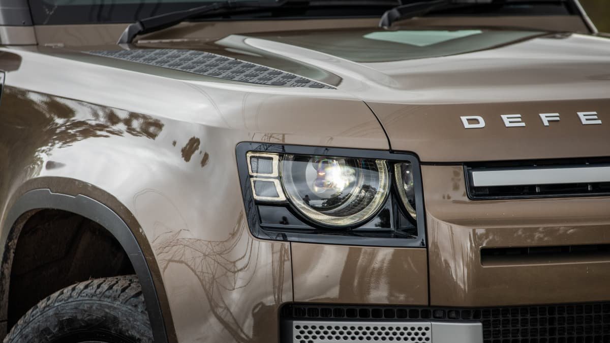 2022 Land Rover Defender 110 SE D300 v 2022 Nissan Navara Pro-4X Warrior comparison-2