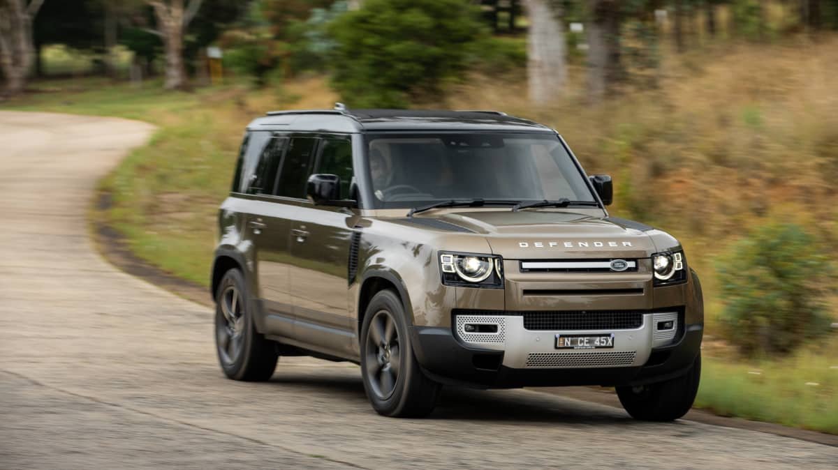 2022 Land Rover Defender 110 SE D300 v 2022 Nissan Navara Pro-4X Warrior comparison-0