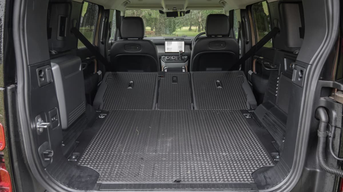 2022 Land Rover Defender 110 SE D300 v 2022 Nissan Navara Pro-4X Warrior comparison-2